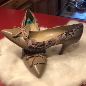 NWT- Ellen Tracy size 8M Beige - Snake skin heels